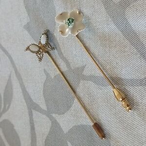 Stick/Hat Pin Goldtone, Butterfly Opal on 2 wing, Dogwood green center